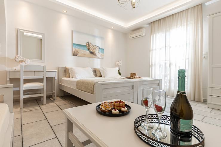Standard quadruple bed studios at Summer Memories in Naxos